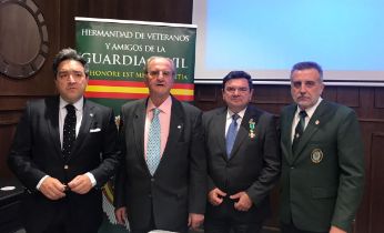 Ruiz Calatrava recibe la Cruz de la Hermandad de Veteranos y Amigos de la Guardia Civil